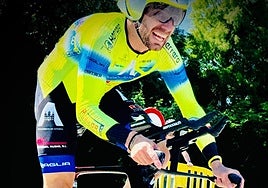 Pablo García sobre su montura en el recorrido de la CRI