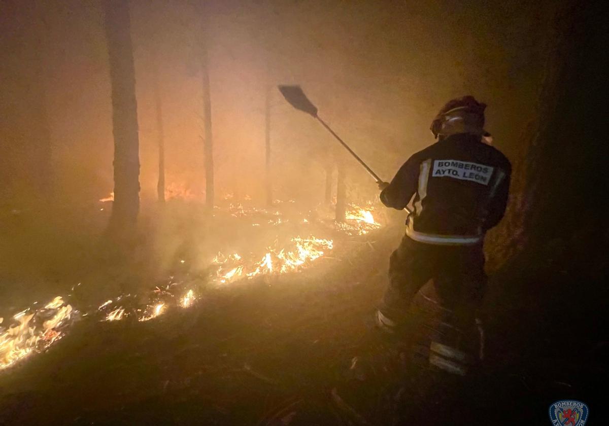 Bomberos de León en una invervención en la interfaz.