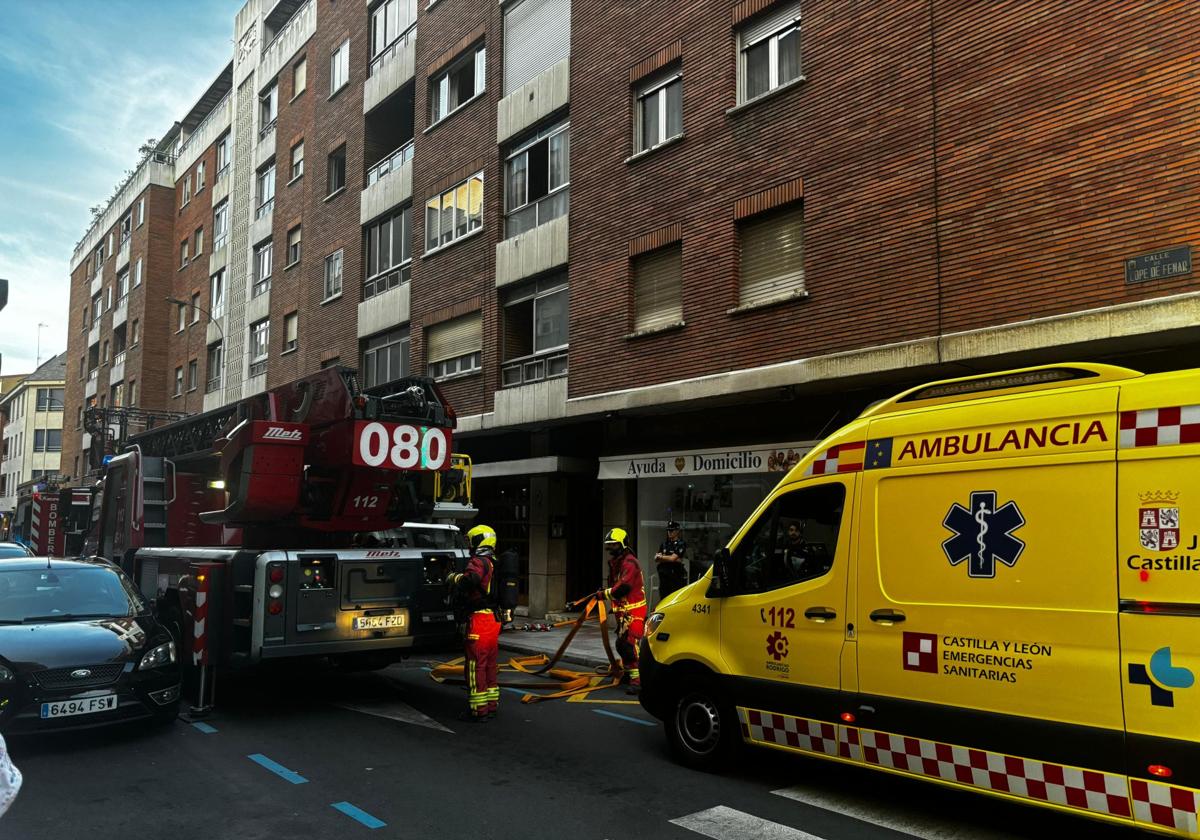 Tres heridos por inhalación de humo en un incendio en León