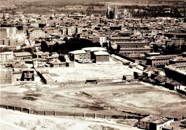 Estadio de la Corredera. Donde antes estuvo el Monasterio de San Claudio (aúnu visibles sus murallas).