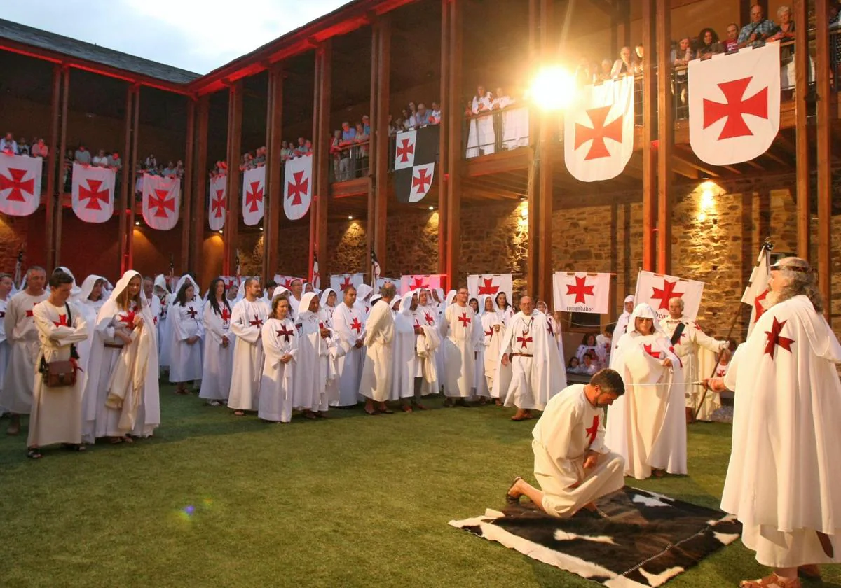 Ordenación de los nuevos Caballeros Templarios dentro de los actos de la Noche Templaria de Ponferrada
