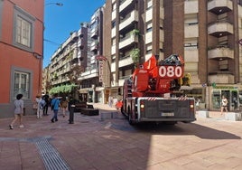 Bomberos en la salida de la vivienda