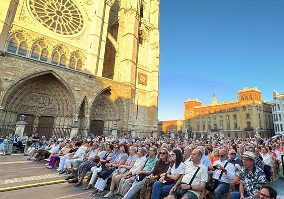 La plaza de Regla, llena para disfrutar del concierto.