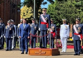 El rey preside la entrega de los despachos en el aerodromo leonés.