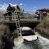 Una rápida actuación salva la vida a dos personas que volcaron en un canal