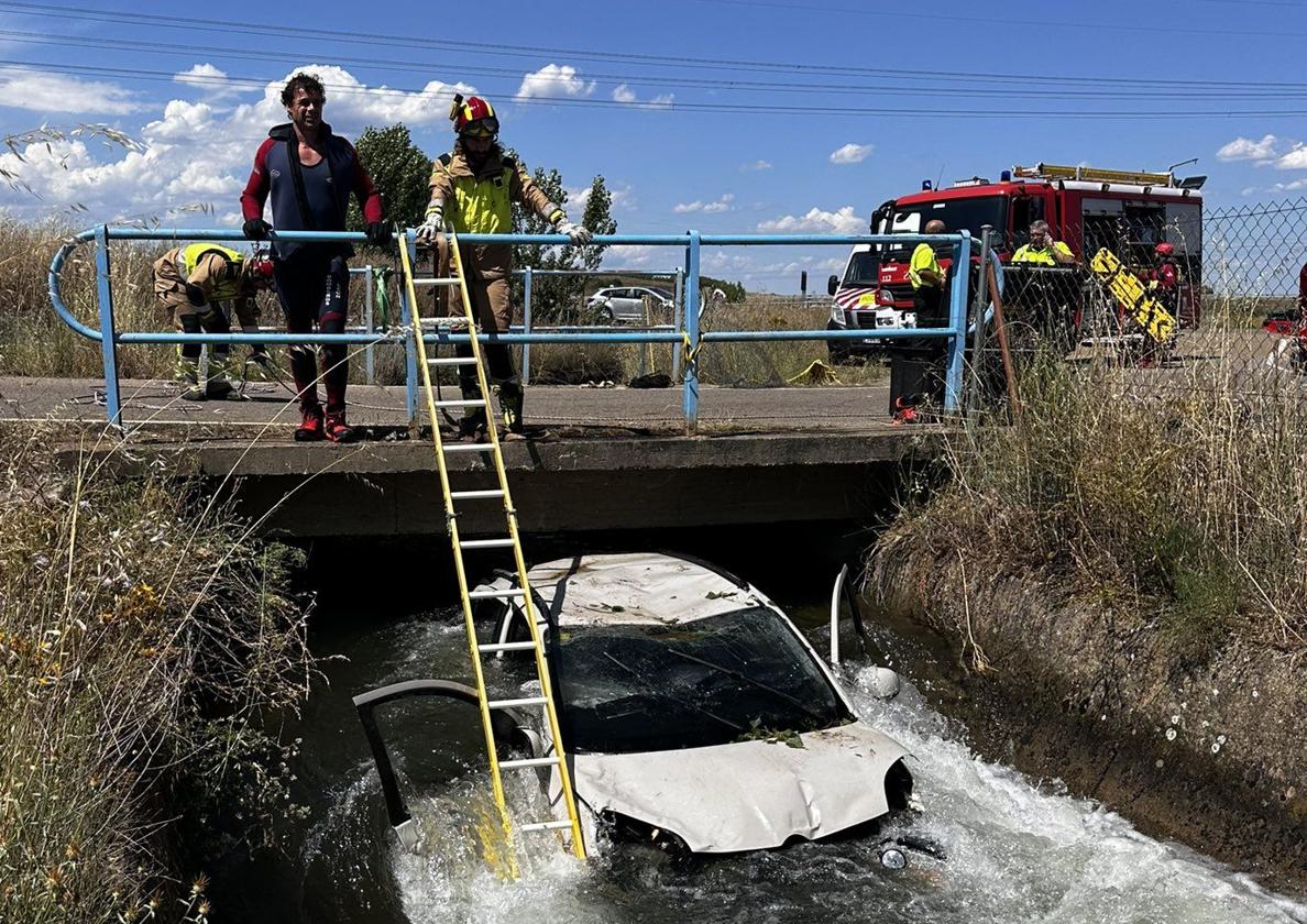 Una rápida actuación salva la vida a dos personas que volcaron en un canal