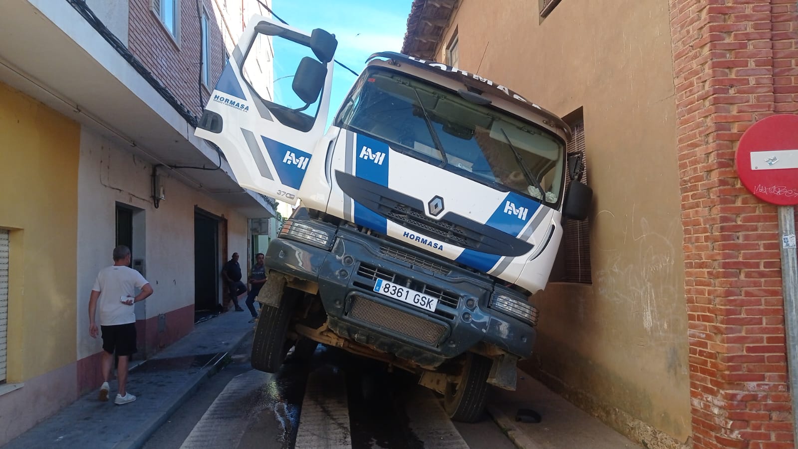 Imagen del camión en la vía de Valencia de Don Juan.