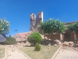 Se desploma la torre de la iglesia de Villaturiel.