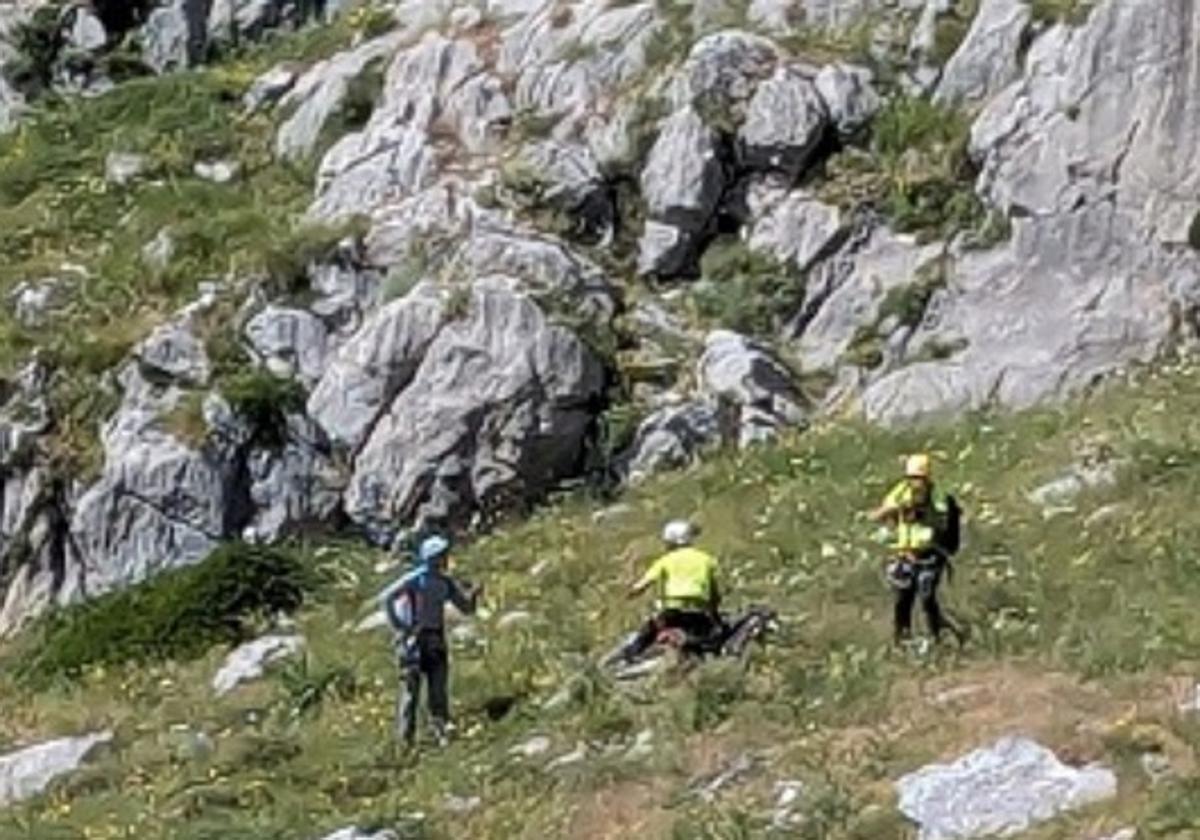 Un joven cae 50 metros mientras hacía rápel en Cubillas de Arbas