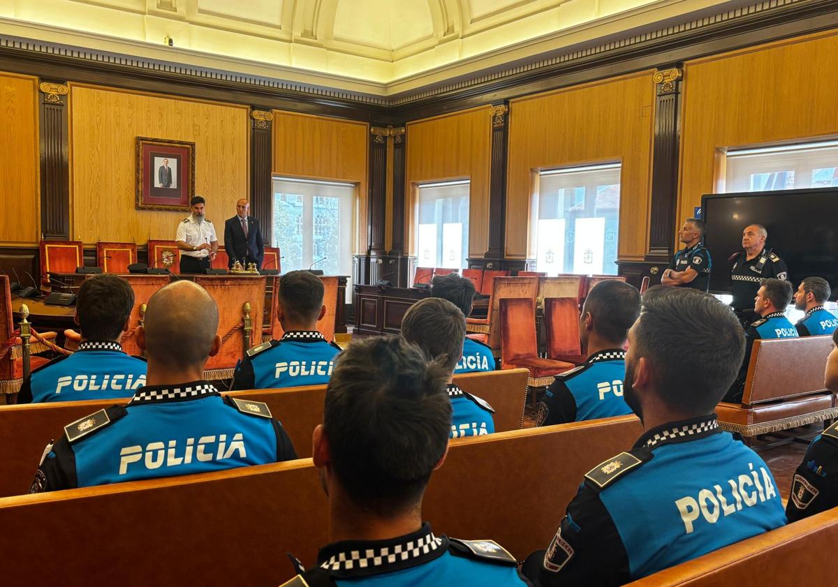 Imagen principal - León refuerza su cuerpo de Policía Local con 18 nuevos agentes