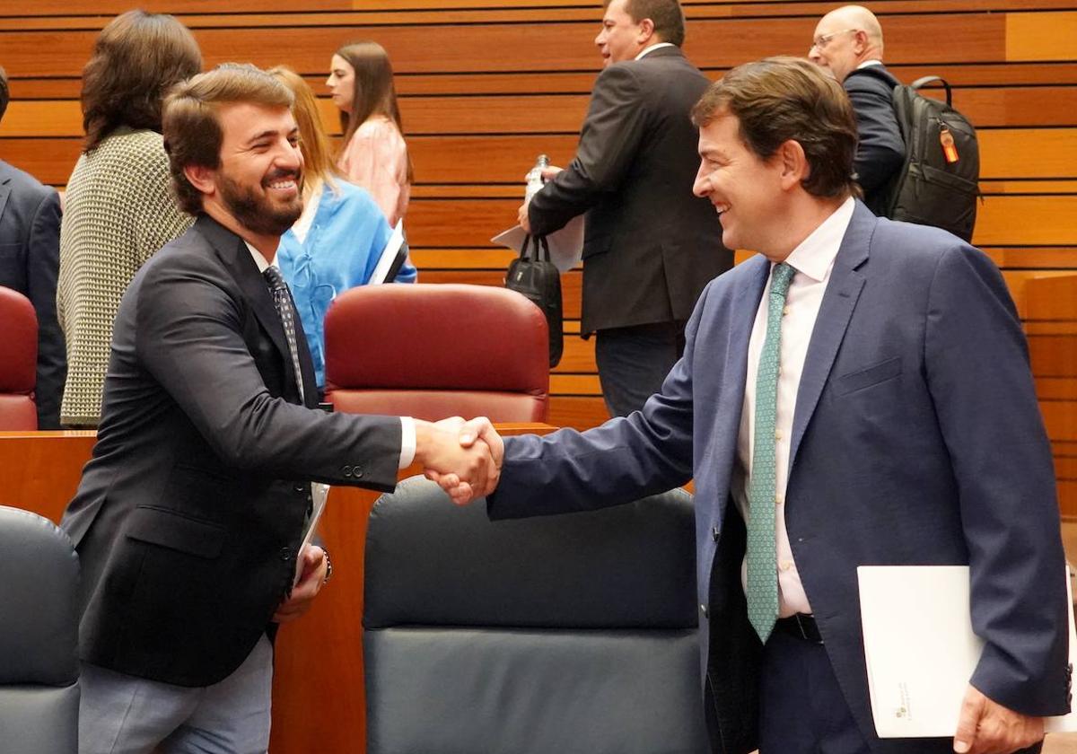 El presidente de la Junta Alfonso Fernández Mañueco junto al vicepresidente de la Junta Juan García Gallardo en el Pleno de las Cortes.