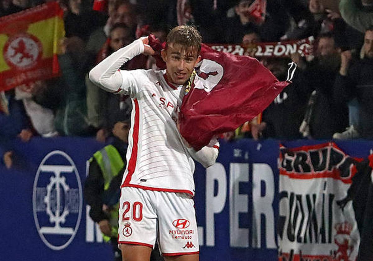 Rodri, con la bandera de León.