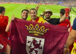 Dani (I) posa con la bandera de León durante el España-Francia de este martes.