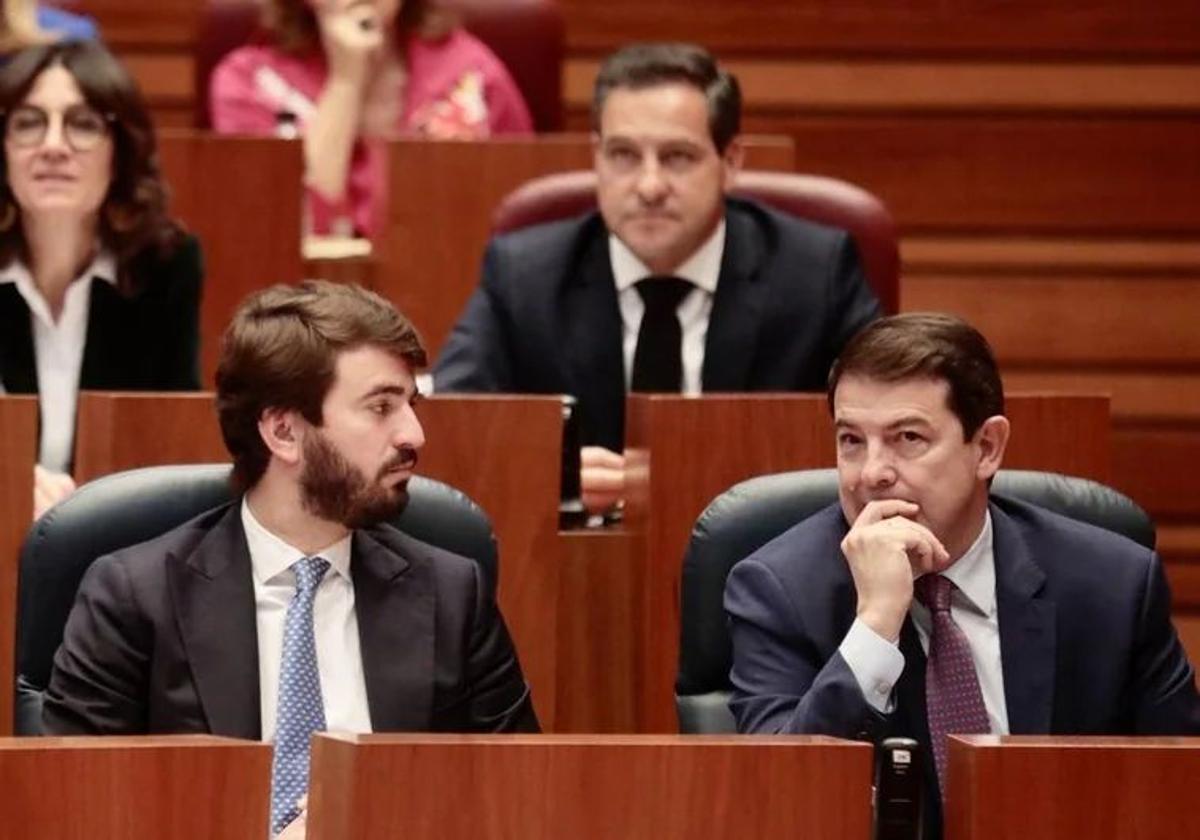 García-Gallardo y Fernández Mañueco en un pleno de las Cortes.