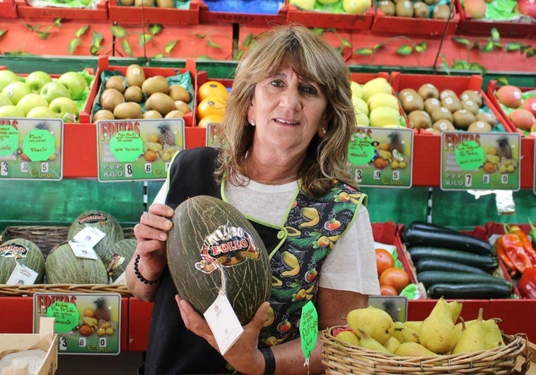 Tita, una frutera leonesa en su frutería de la calle Arquitecto Torbado.