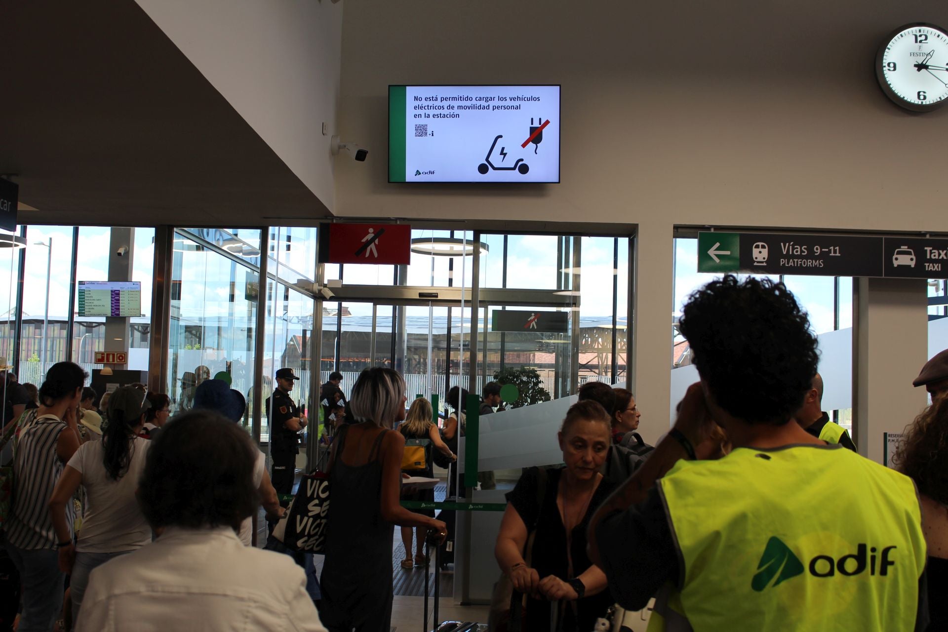 Un tren averiado colapsa la estación de León