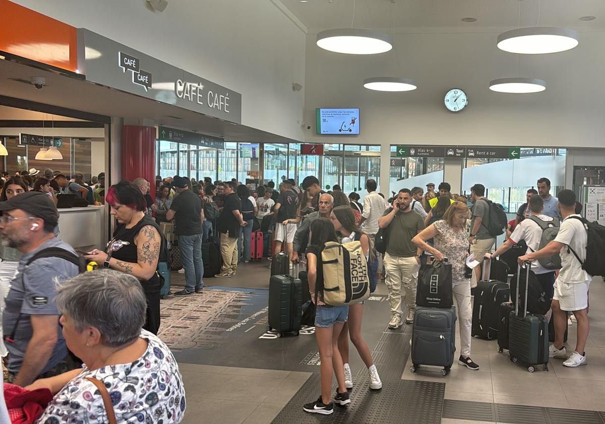 Imagen principal - Caos en la estación de León: «Han empezado los juegos del hambre»