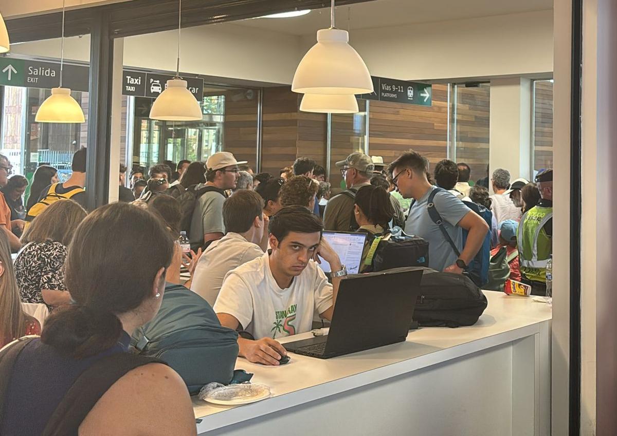 Imagen secundaria 1 - Caos en la estación de León: «Han empezado los juegos del hambre»