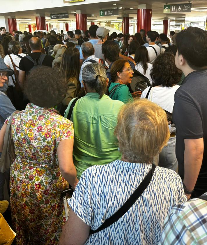 Imagen secundaria 2 - Caos en la estación de León: «Han empezado los juegos del hambre»