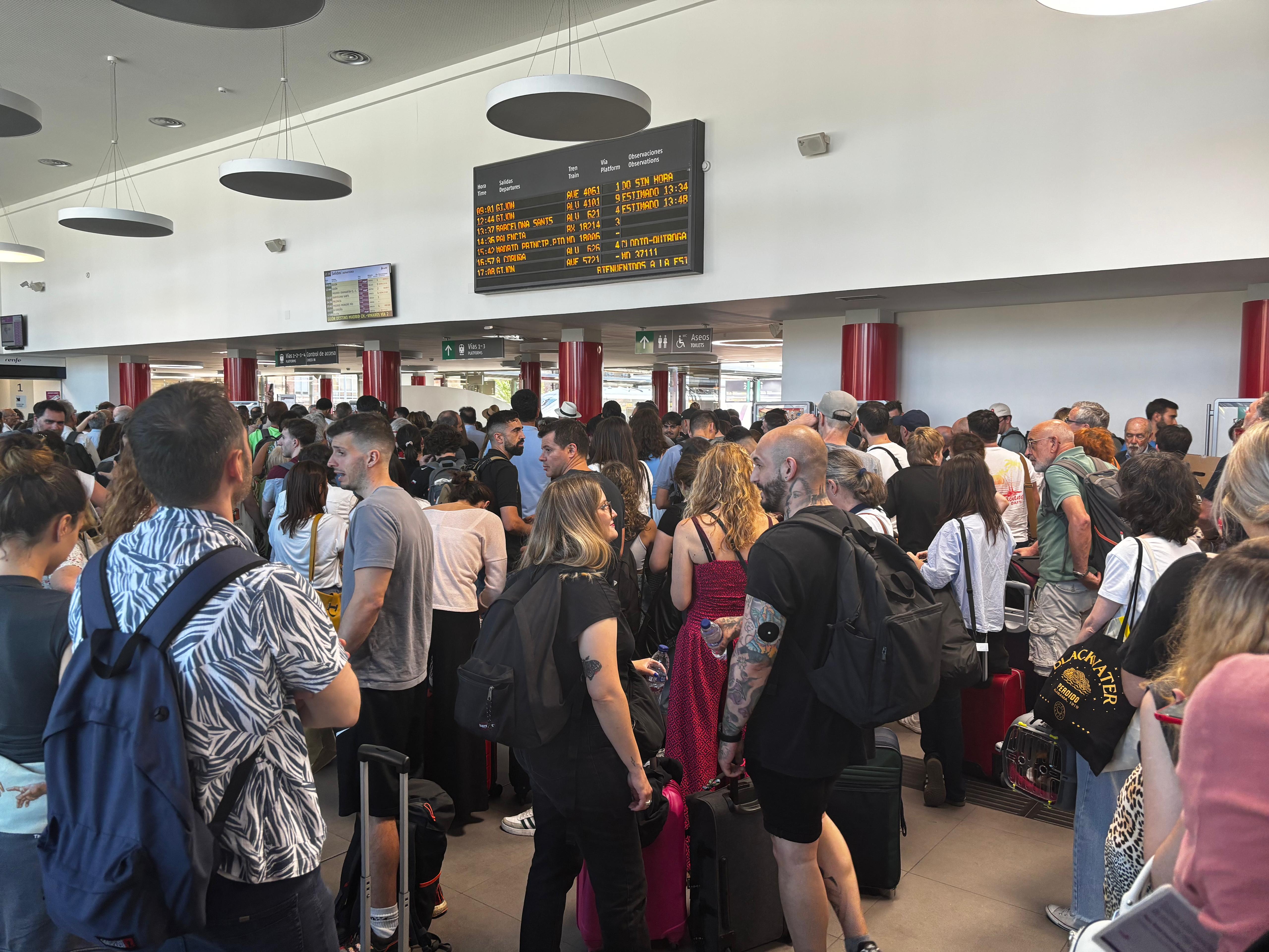 Un tren averiado colapsa la estación de León