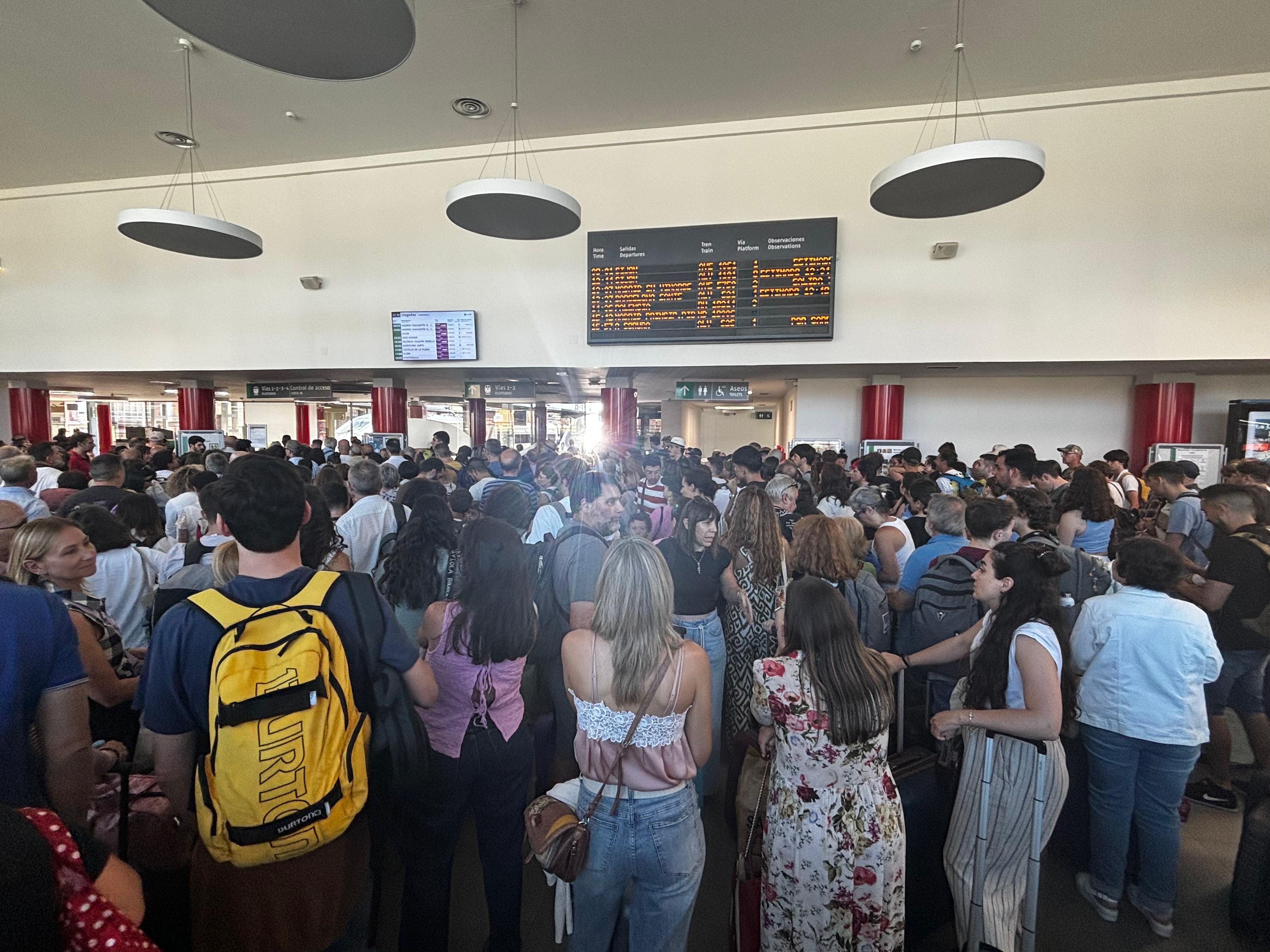 Un tren averiado colapsa la estación de León