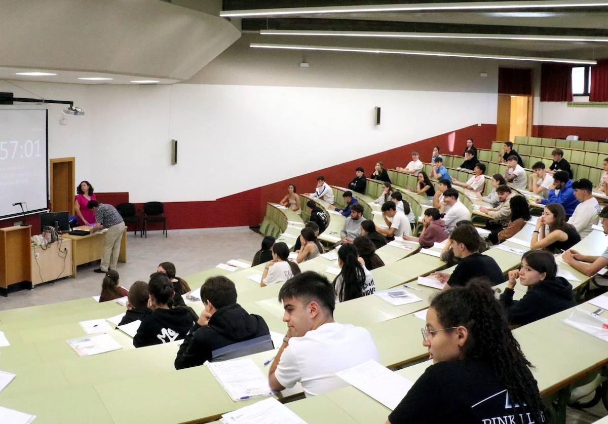 Varios estudiantes, durante la convocatoria extraordinaria de la EBAU.