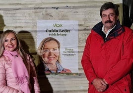 Blanca Herreros e Ildefonso de Fueyo en la pegada de carteles de las elecciones municipales.