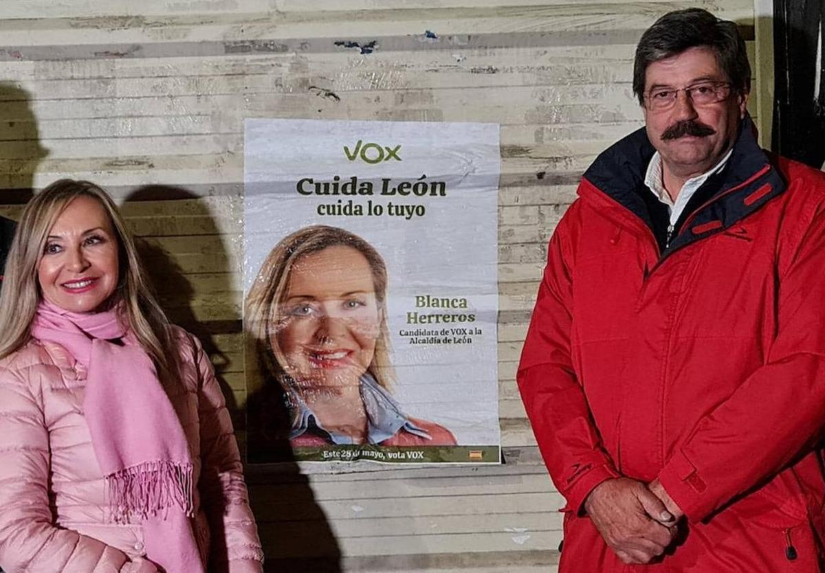 Blanca Herreros e Ildefonso de Fueyo en la pegada de carteles de las elecciones municipales.