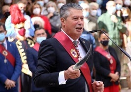 Luis Miguel García Copete, concejal en el Ayuntamiento de León, portó por primera vez la nueva banda con los símbolos de León en las Cantaderas de 2021.