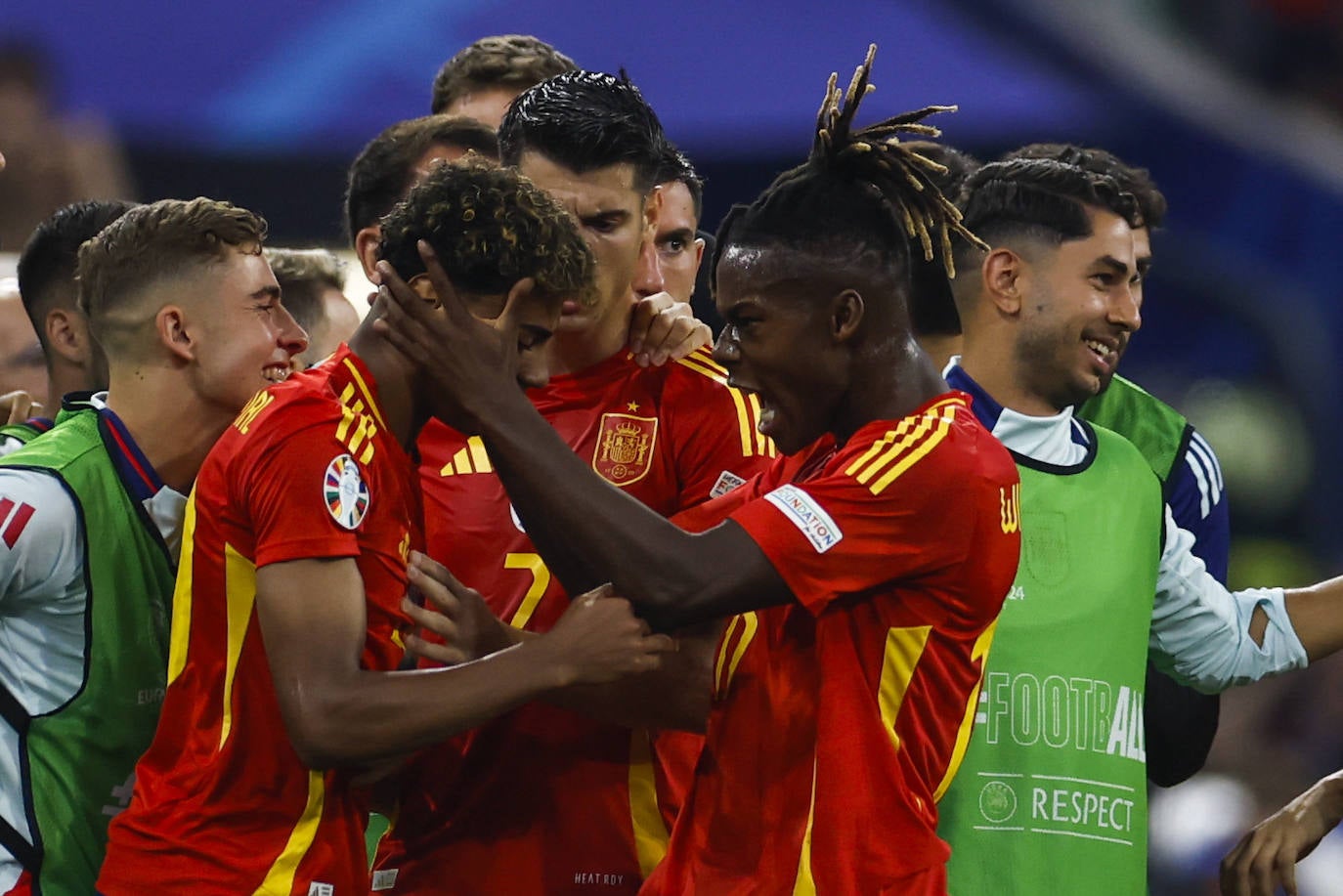 Lamine Yamal y Nico Williams celebran un gol de la selección.