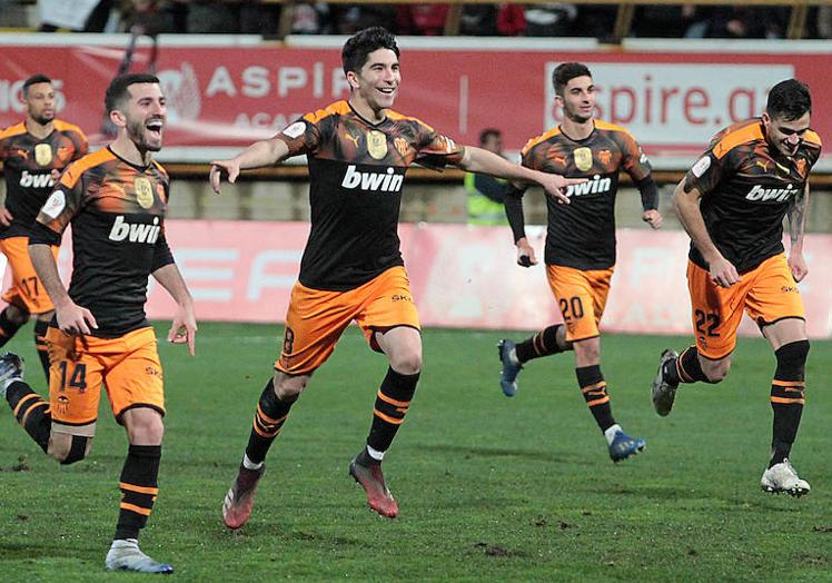 Ferran, con el dorsal 20, celebra el pase de ronda del Valencia en León.