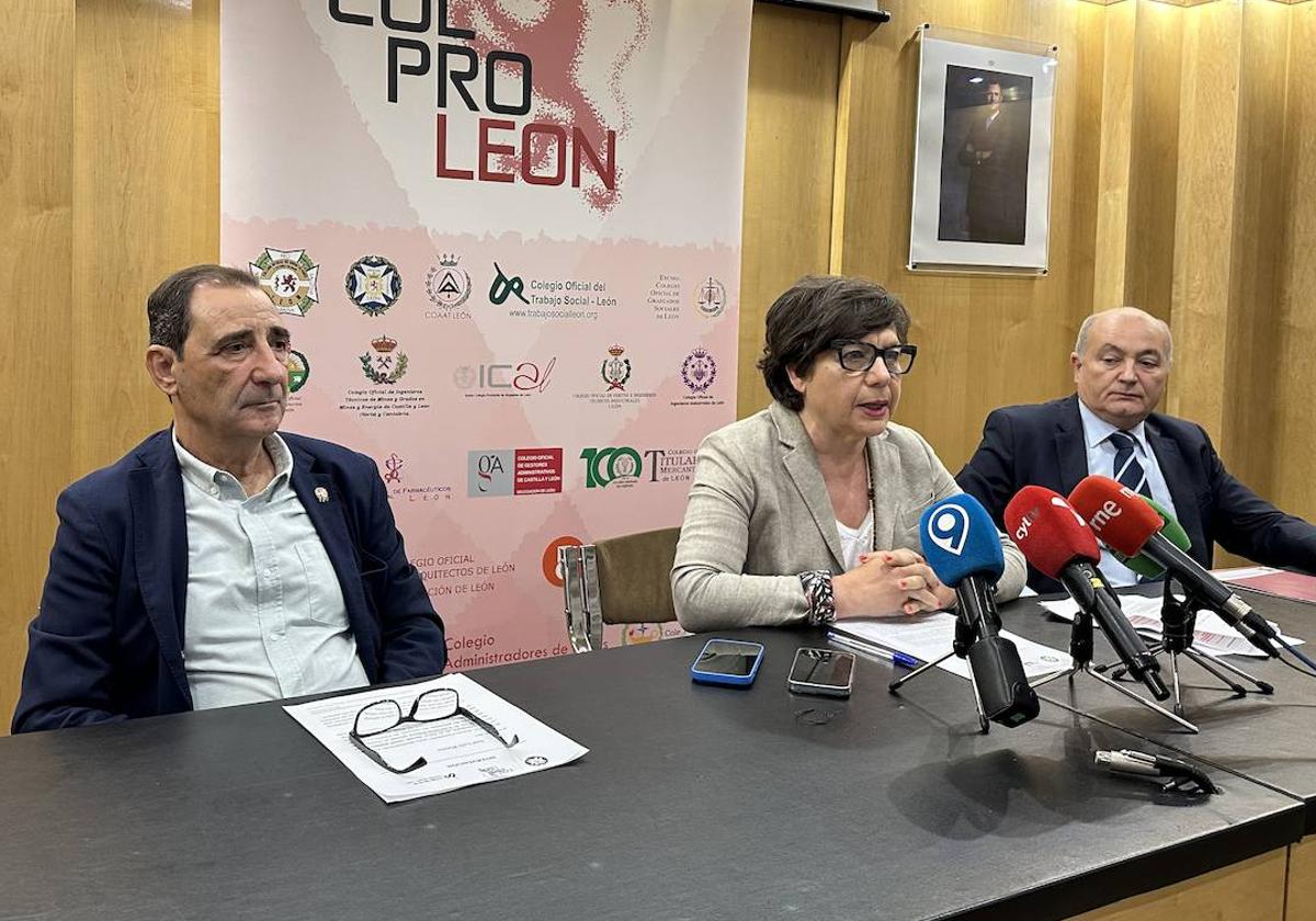 El presidente del Colegio de Enfermería de León, José Luis Blanco; la vicepresidenta del Colegio Oficial de Trabajo Social de León, Concepción de la Varga; y el presidente del Colproleón, Jose Antonio Cuba, durante la rueda de prensa de este viernes.