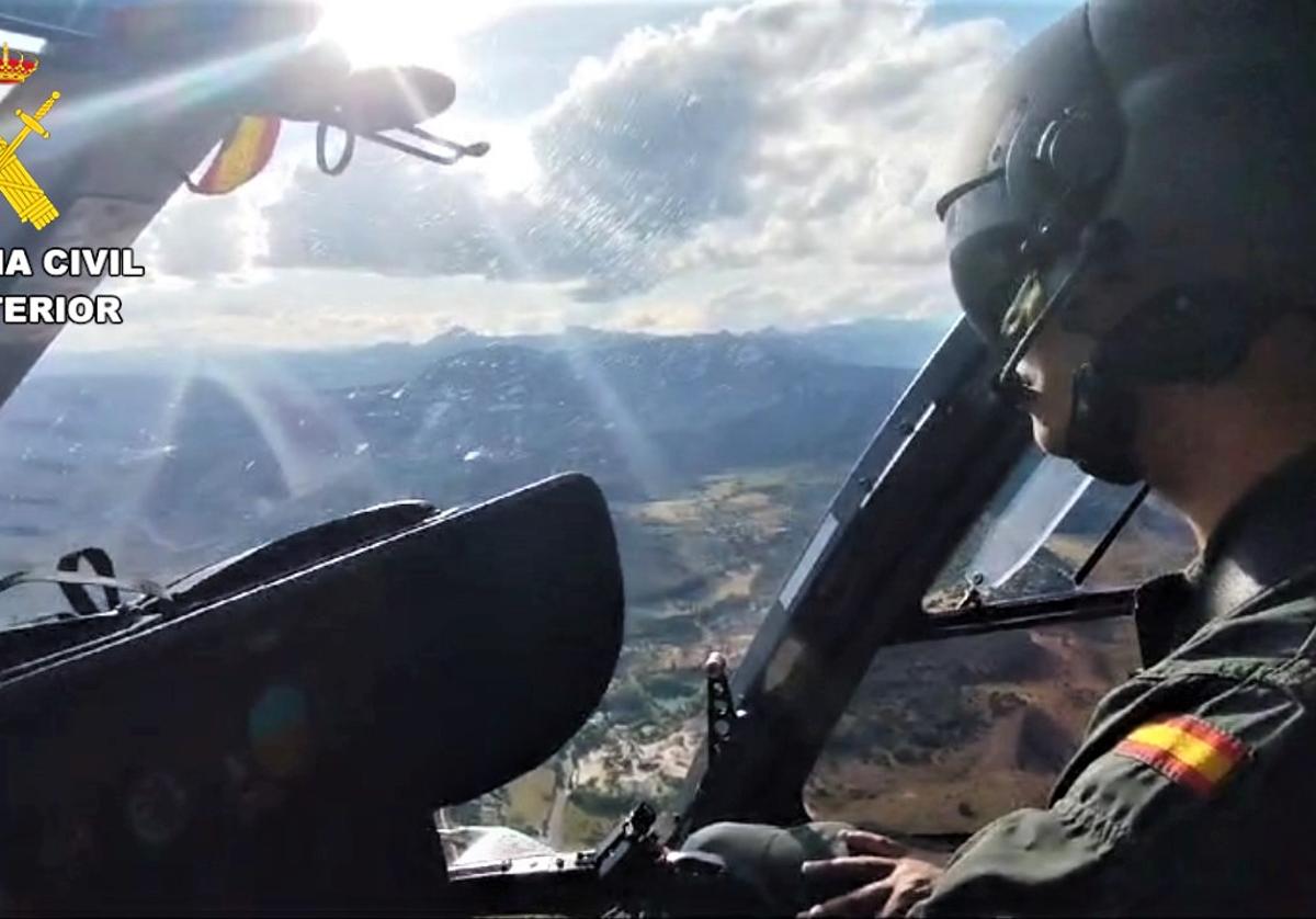 La Guardia Civil realiza las labores de búsqueda por tierra y aire.