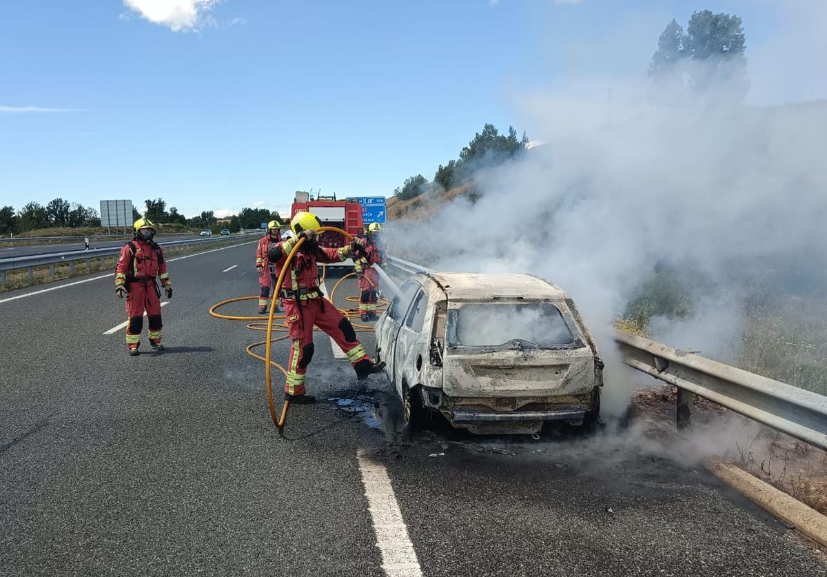 Vehículo ardiendo en la A-60.