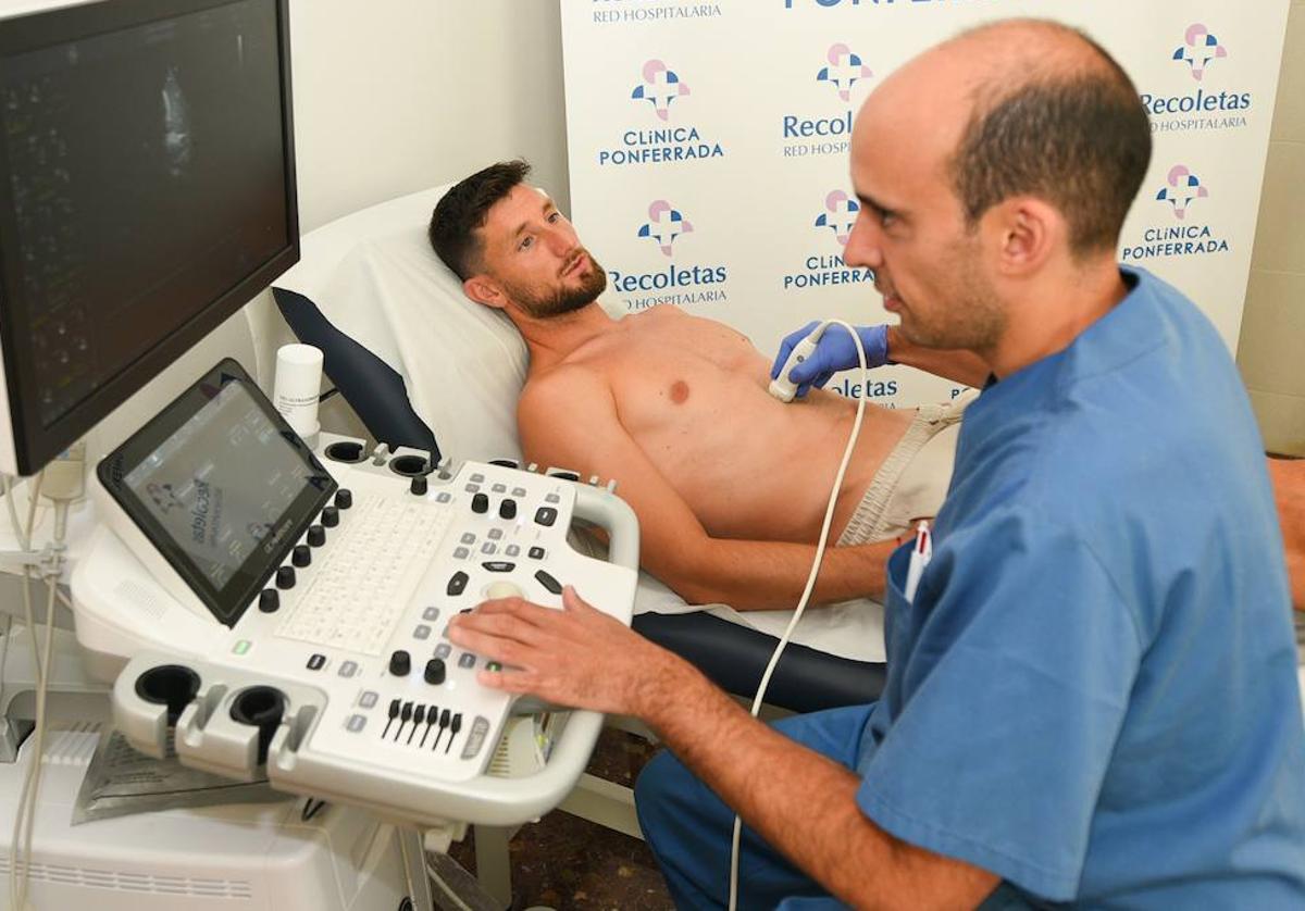 Borja Valle, durante las pruebas médicas que han superado los jugadores de la Ponferradina.