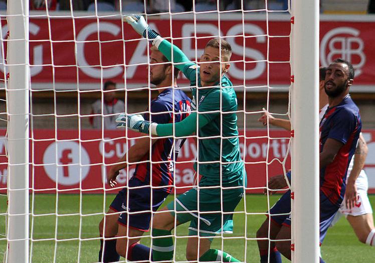 Álex Remiro, tras uno de los goles de la Cultural.