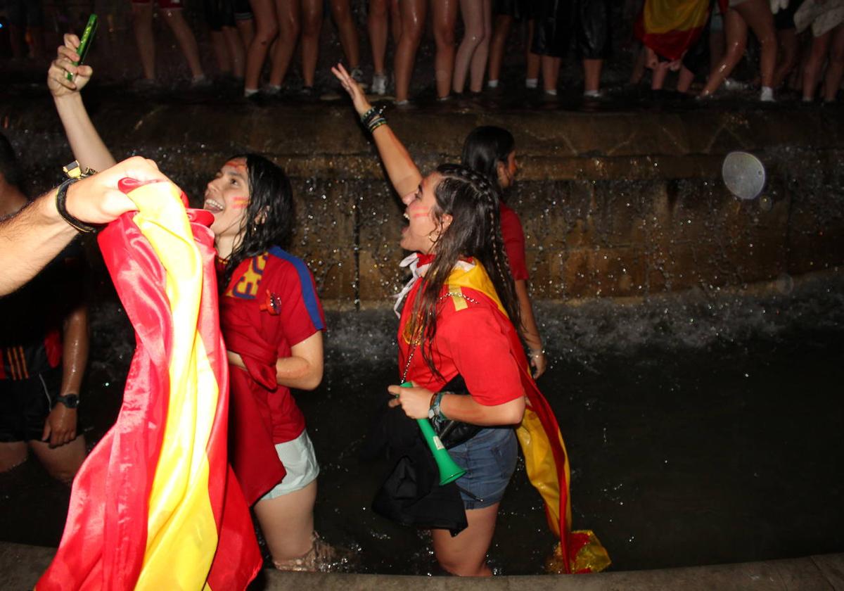 Celebración en la fuente de Santo Domingo.