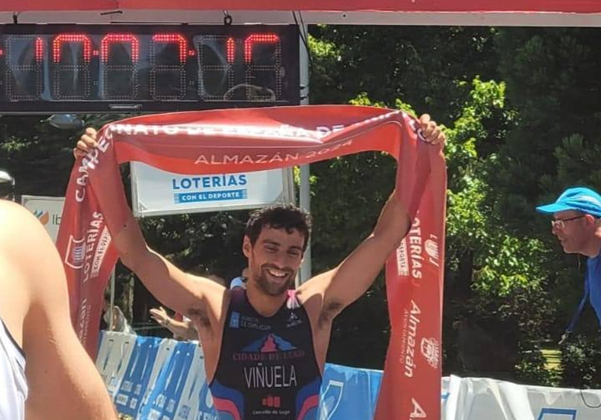 Kevin Viñuela celebra el éxito en el triatlñon cross.