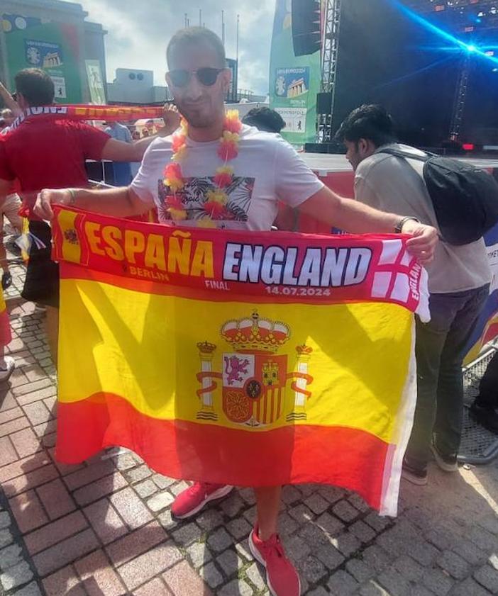 Imagen secundaria 2 - Álvaro Pertejo, en la fan zone de la final de la Eurocopa.