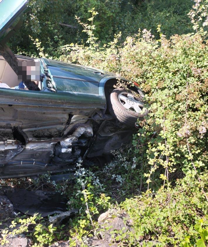 Imagen secundaria 2 - El vuelco de un turismo deja un varón atrapado en Puente de Órbigo