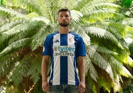 El jugador Borja Valle presenta la nueva camiseta de la SD Ponferradina.