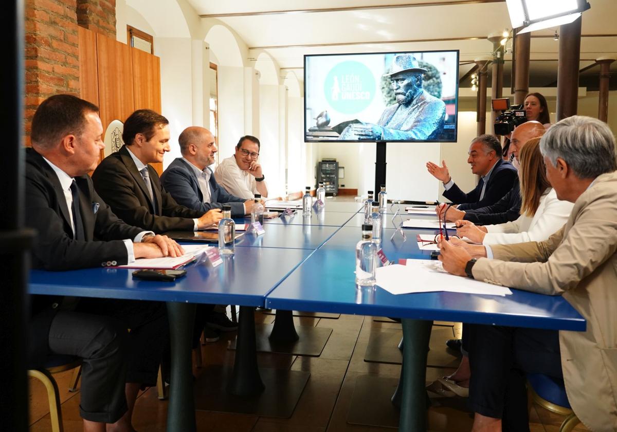 Reunión en Casa Botines con políticos y representantes de la Cátedra Gaudí.