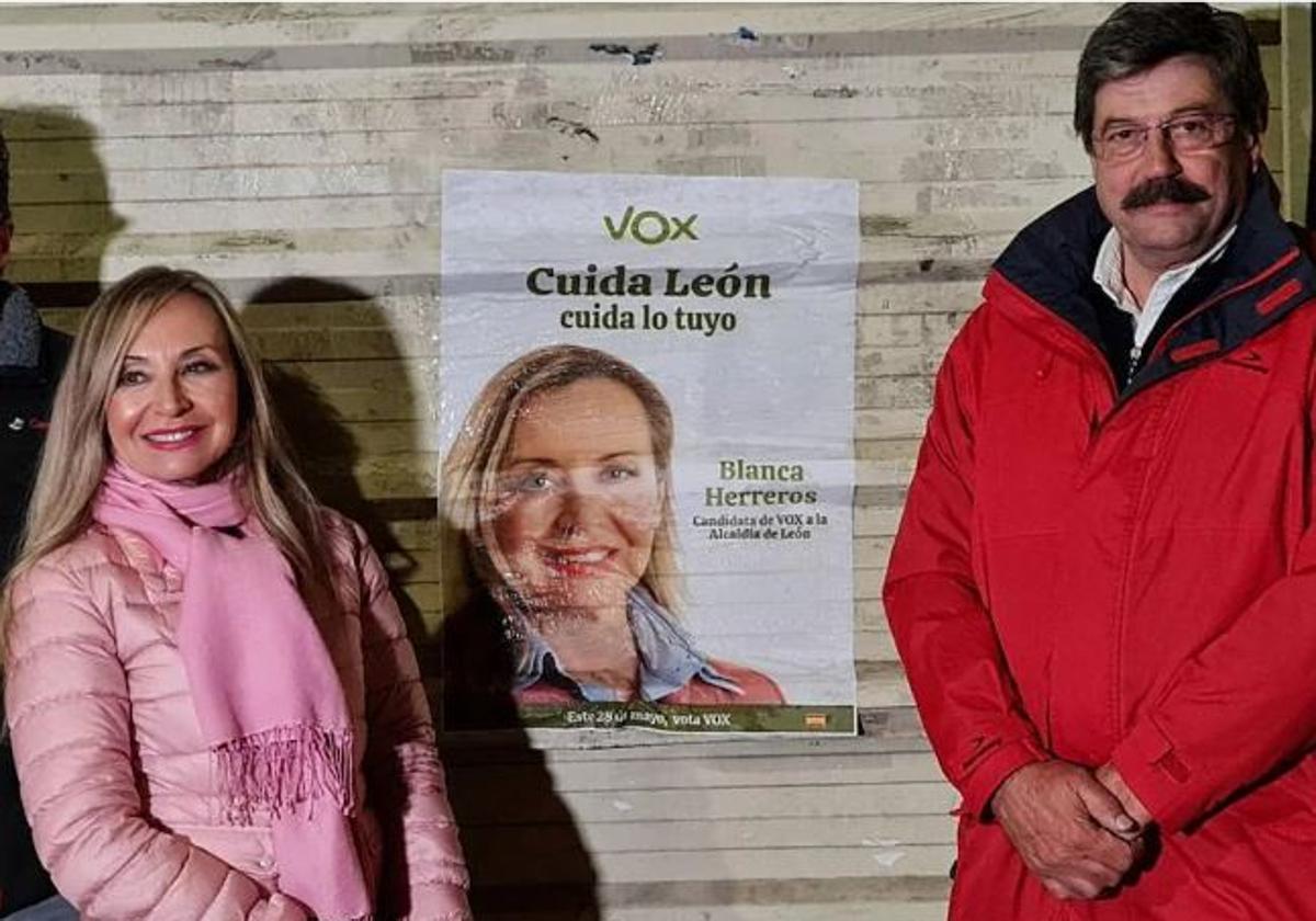 Blanca Herreros e Ildefonso del Fueyo durante la pegada de carteles.