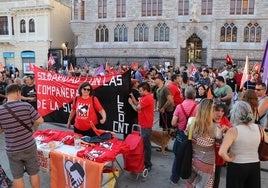 Más de un centenar de personas congregadas en la plaza de Botines en defensa de las sindicalistas de La Suiza.