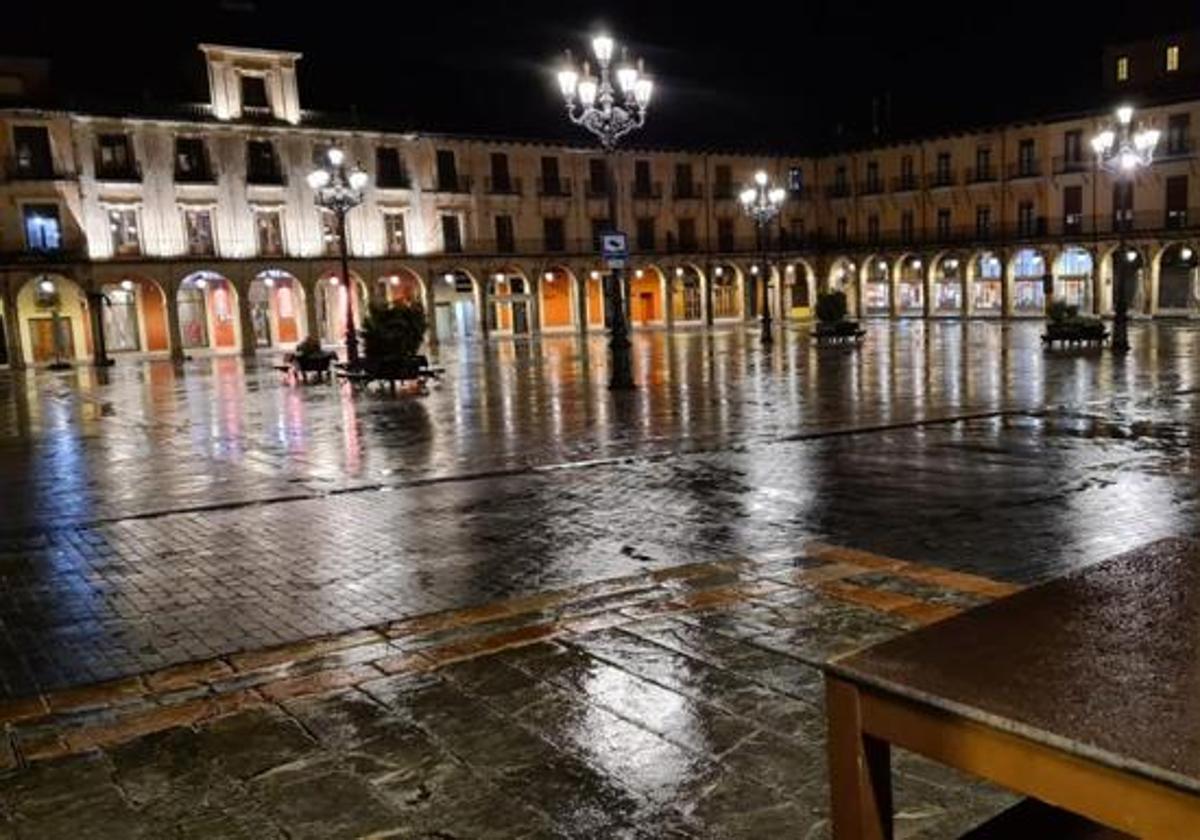 Plaza Mayor de León desde uno de sus arcos.