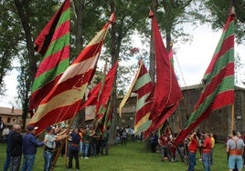 Pendones en la romería de Camposagrado.