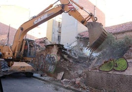 Derribo de casas expropiadas en la zona aledaña al Espolón para acometer las obras de la ronda.