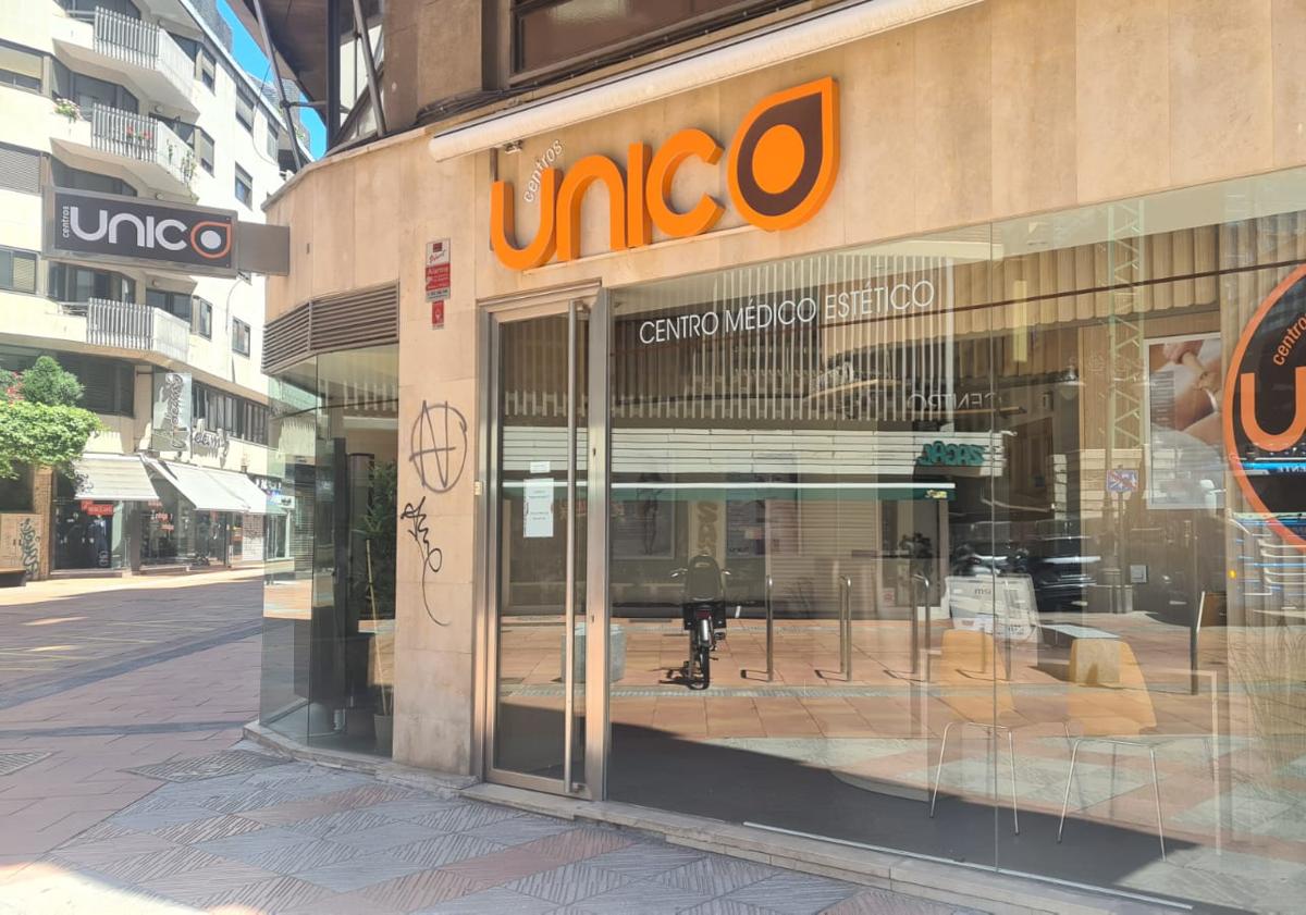 Imagen principal - El cierre de los centros Único deja tirados a los leoneses: «Me deben casi 300 euros y no me cogen el teléfono»