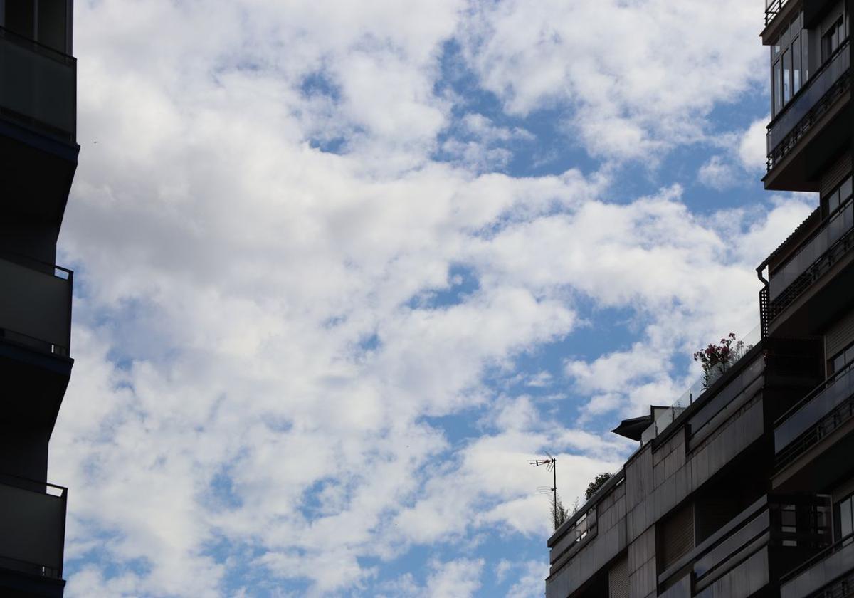 Nubes y claros en el cielo de León