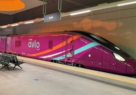 Imagen de archivo de un tren Avlo, en pruebas, circulando por la estación de León.